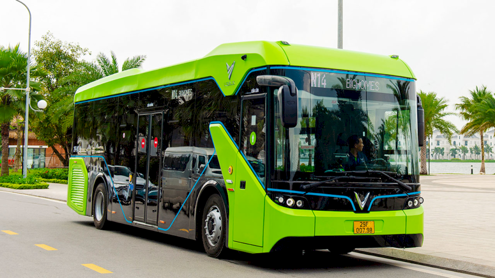 Navigating to Truc Bach Lake is effortless with multiple transport options available